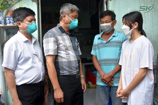 Thứ trưởng Bộ Y tế Nguyễn Trường Sơn thăm và tặng quà các em nhỏ có người thân mất do COVID-19 - Ảnh 1.