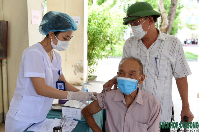 Bệnh viện CT-CH Nghệ An triển khai tiêm chủng an toàn cho người dân - Ảnh 6.