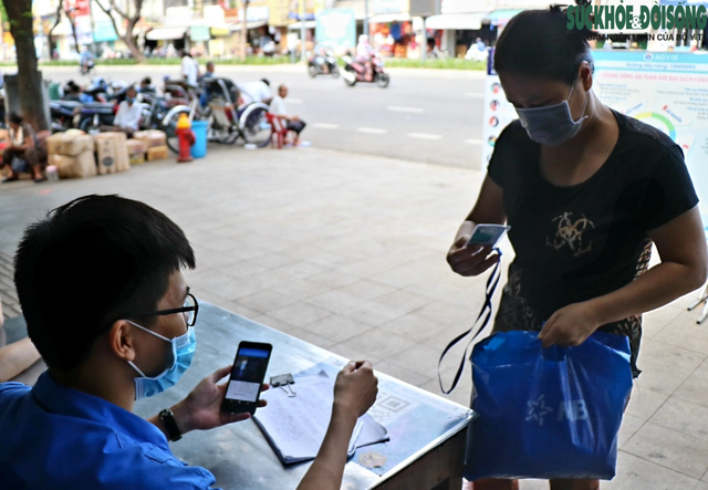 Tiểu thương chợ nổi tiếng nhất Huế háo hức làm thẻ Kiểm soát dịch bệnh gắn mã QR Quốc gia - Ảnh 8.