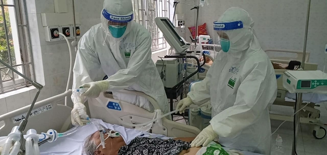 Điều dưỡng Nguyễn Văn Mạnh hướng dẫn cho các nhân viên y tế tại Bệnh viện Lao và bệnh Phổi chăm sóc bệnh nhân thở máy