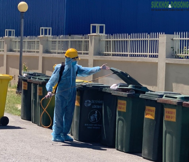 Công việc thầm lặng của những công nhân thu gom rác thải ở khu cách ly  - Ảnh 3.