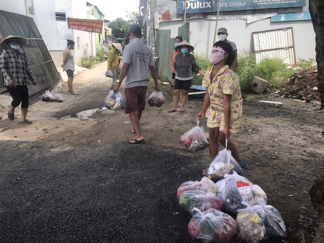 Trong một ngày hàng trăm ngàn túi an sinh đến với người khó khăn ở tâm dịch TP.HCM - Ảnh 4.