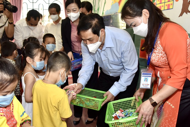 Thủ tướng Chính phủ: Lên phương án tiêm vaccine phòng COVID-19 cho học sinh từ tiểu học đến THPT - Ảnh 4.