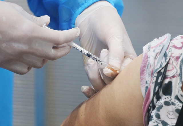  Bộ Y tế: Tiêm mũi 1 vaccine Moderna có thể tiêm mũi 2 bằng Pfizer - Ảnh 1.