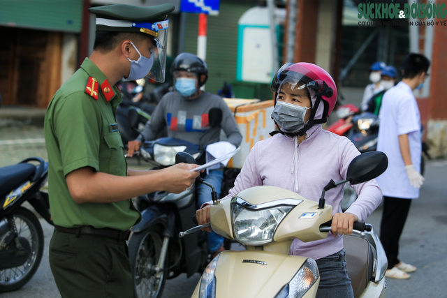 Thủ tướng yêu cầu Hà Nội điều chỉnh vướng mắc, bất cập trong việc cấp giấy đi đường - Ảnh 2.