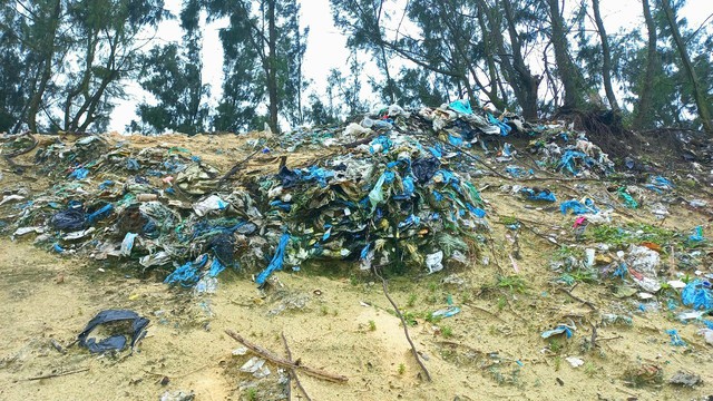 Thừa Thiên Huế: Bãi rác chôn lấp nhiều năm lộ thiên nhưng chậm xử lý - Ảnh 7.
