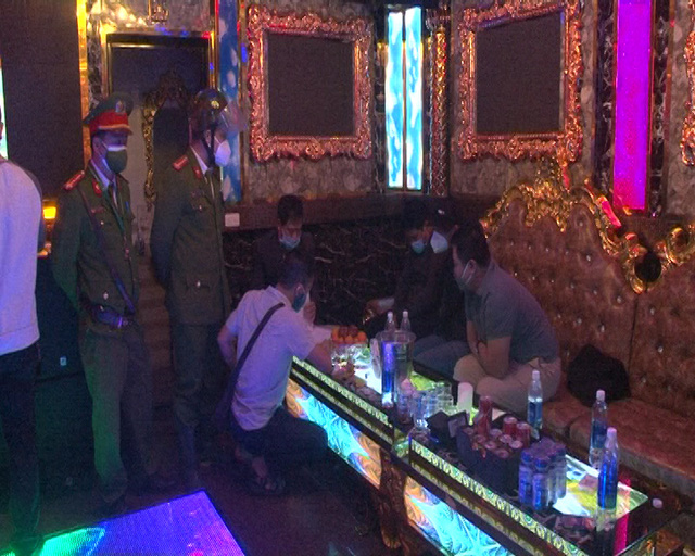 Bắt nhóm đối tượng 'mở tiệc' ma túy trong quán karaoke giữa mùa dịch - Ảnh 1.