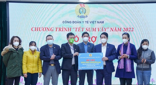 Ông Ngọ Duy Hiểu, Phó Chủ tịch Tổng liên đoàn lao động Việt Nam trao hỗ trợ cho đoàn viên là các y, bác sĩ Bệnh viện Tuệ Tĩnh.