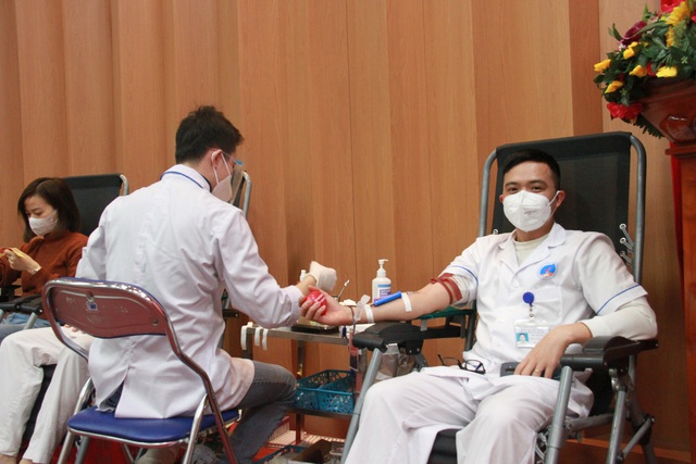 150 thầy thuốc hiến máu cứu người ngày giáp Tết - Ảnh 5.