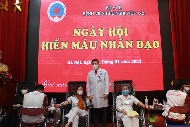 150 thầy thuốc hiến máu cứu người ngày giáp Tết - Ảnh 1.