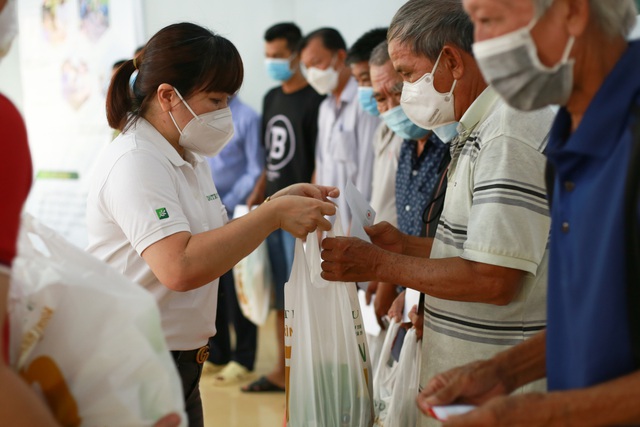 Nutrilite cùng Hội Chữ thập đỏ TP.HCM khám bệnh miễn phí và trao quà cho 250 người dân  - Ảnh 3.