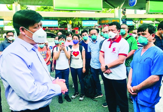 Bộ trưởng Nguyễn Thanh Long động viên cán bộ y tế vào miền Nam hỗ trợ phòng chống dịch COVID-19. Ảnh: Thái Bình