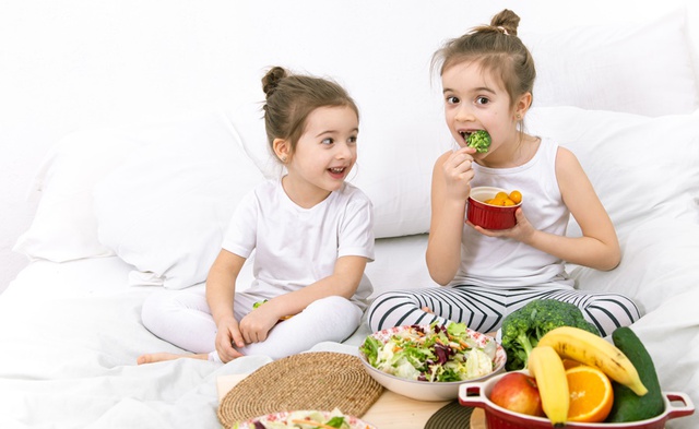 7 loại thực phẩm tăng cường miễn dịch cần có trong chế độ ăn của trẻ - Ảnh 2.