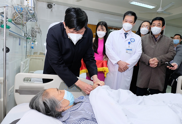 Bộ trưởng Nguyễn Thanh Long thăm và chúc Tết y bác s, người bệnh tại Bệnh viện Nội tiết Trung ương - Ảnh 2.