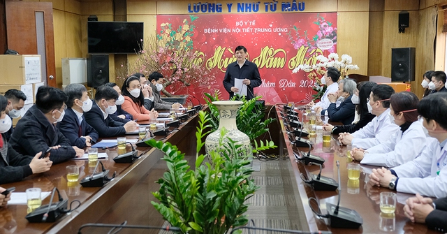 Bộ trưởng Nguyễn Thanh Long thăm và chúc Tết y bác s, người bệnh tại Bệnh viện Nội tiết Trung ương - Ảnh 3.