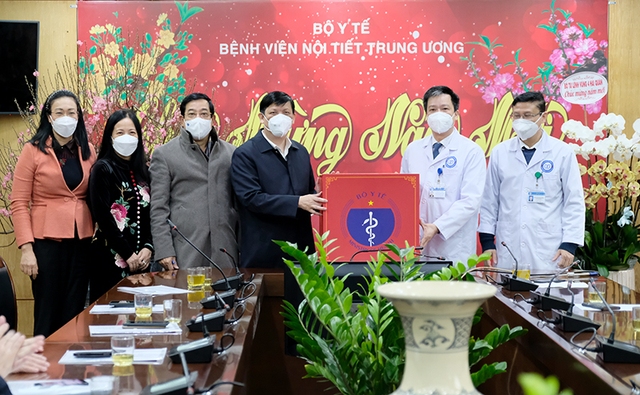 Bộ trưởng Nguyễn Thanh Long thăm và chúc Tết y bác s, người bệnh tại Bệnh viện Nội tiết Trung ương - Ảnh 4.