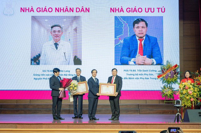 PGS.TS Trần Danh Cường nhận danh hiệu Nhà giáo ưu tú - Ảnh 1.