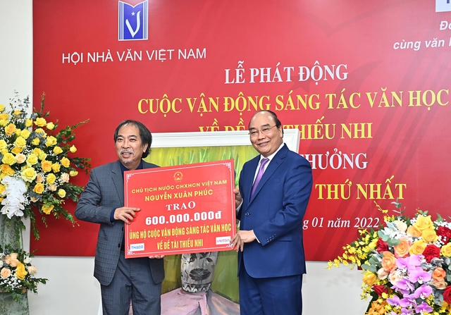 Chủ tịch nước Nguyễn Xuân Phúc: Để có những tác phẩm giá trị về văn học thiếu nhi, cần đầu tư hơn nữa - Ảnh 2.