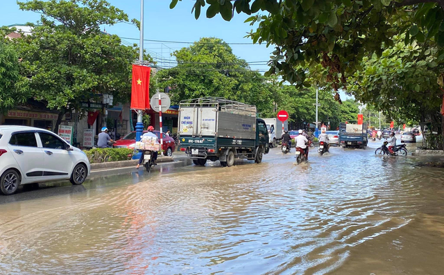 Người dân không nên chủ quan đi qua ngầm tràn, đánh cá, vớt củi - Ảnh 2.