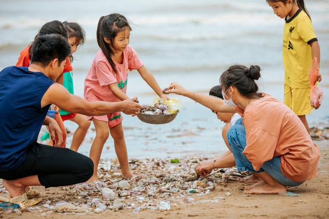 Nghệ An: Hàng trăm người dân vớt &quot;lộc trời&quot; sau lũ - Ảnh 2.