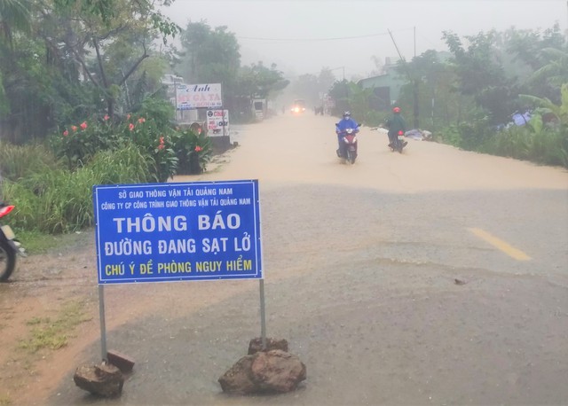 Mưa lớn khiến nhiều địa phương ở Quảng Nam bị chia cắt, nhiều tuyến QL tắc nghẽn - Ảnh 1.