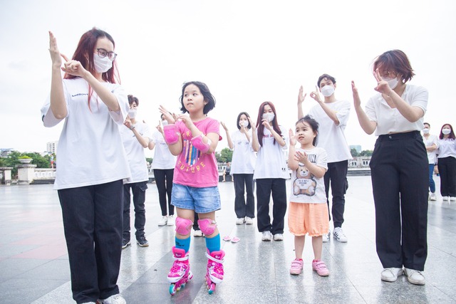 Màn Flashmob Vũ điệu 2K+ của 50 sinh viên đại học &quot;hâm nóng&quot; bầu không khí Công viên Thống Nhất - Ảnh 4.