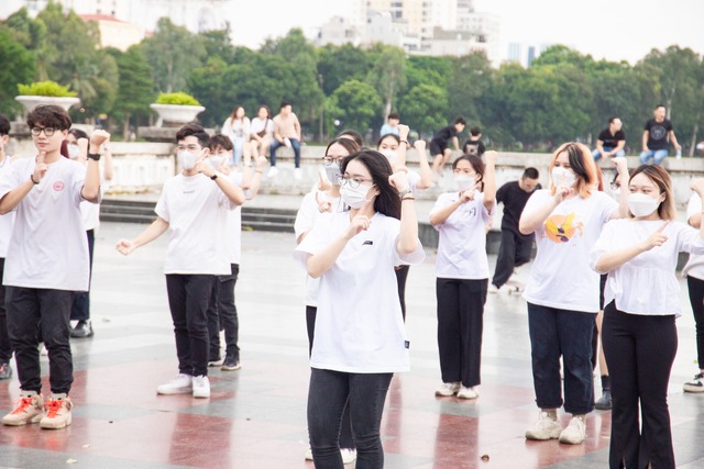 Màn Flashmob Vũ điệu 2K+ của 50 sinh viên đại học &quot;hâm nóng&quot; bầu không khí Công viên Thống Nhất - Ảnh 5.