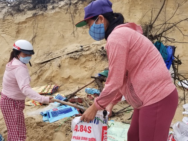 Hàng trăm chiến sĩ cùng người dân oằn mình vác bao cát gia cố bờ biển sạt lở - Ảnh 6.