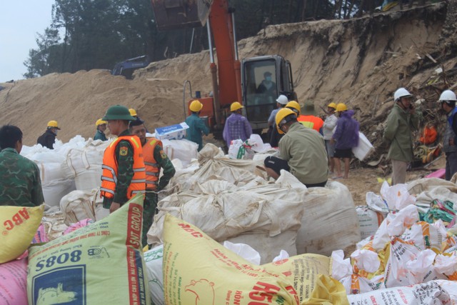 Hàng trăm chiến sĩ cùng người dân oằn mình vác bao cát gia cố bờ biển sạt lở - Ảnh 4.