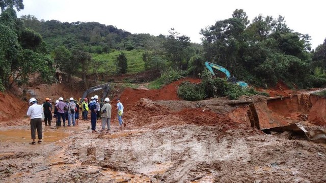 Áp thấp nhiệt đới gây mưa diện rộng ở miền Trung, tiếp tục báo động sạt lở đất - Ảnh 3.