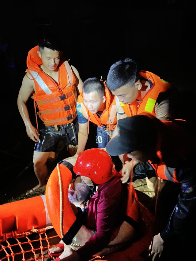 Cứu người bị mắc kẹt trong nước ngập sâu giữa đêm tối ở Đà Nẵng - Ảnh 4.