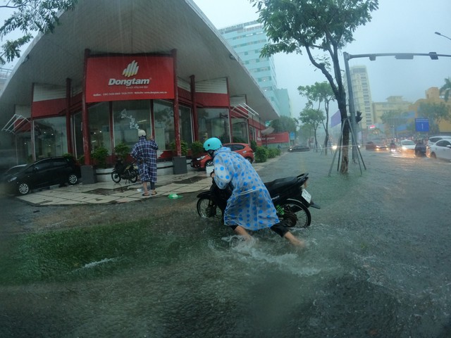 Áp thấp nhiệt đới suy yếu, từ Quảng Trị đến Quảng Ngãi có mưa to đến rất to - Ảnh 1.