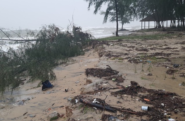 Triều cường, sóng biển làm nhiều hàng quán hư hại, gây ngập vùng thấp trũng ở Huế - Ảnh 5.