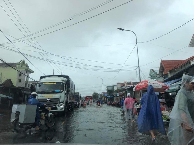 Triều cường, sóng biển làm nhiều hàng quán hư hại, gây ngập vùng thấp trũng ở Huế - Ảnh 1.