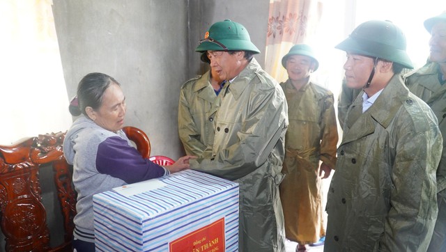 Triều cường, sóng biển làm nhiều hàng quán hư hại, gây ngập vùng thấp trũng ở Huế - Ảnh 7.