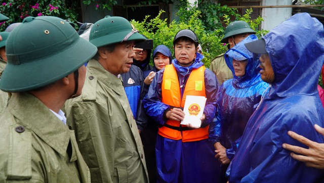 Triều cường, sóng biển làm nhiều hàng quán hư hại, gây ngập vùng thấp trũng ở Huế - Ảnh 6.