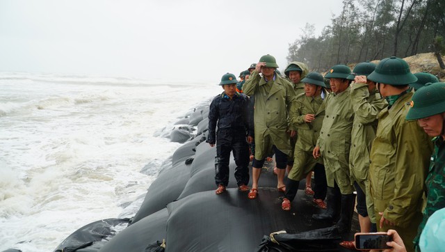 Triều cường, sóng biển làm nhiều hàng quán hư hại, gây ngập vùng thấp trũng ở Huế - Ảnh 8.