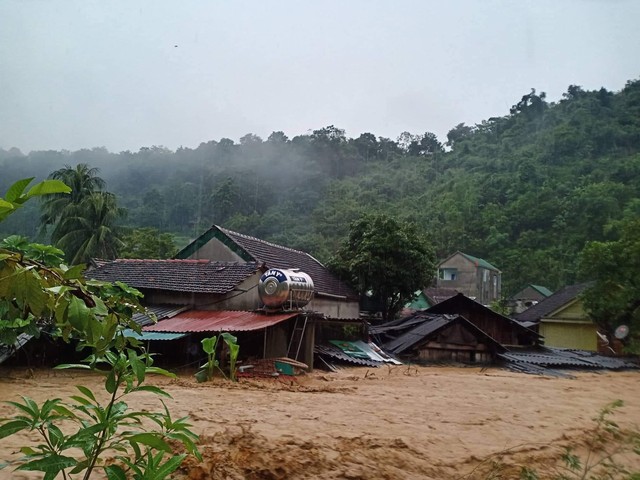 Nghệ An: Tan hoang bản làng sau lũ dữ - Ảnh 12.