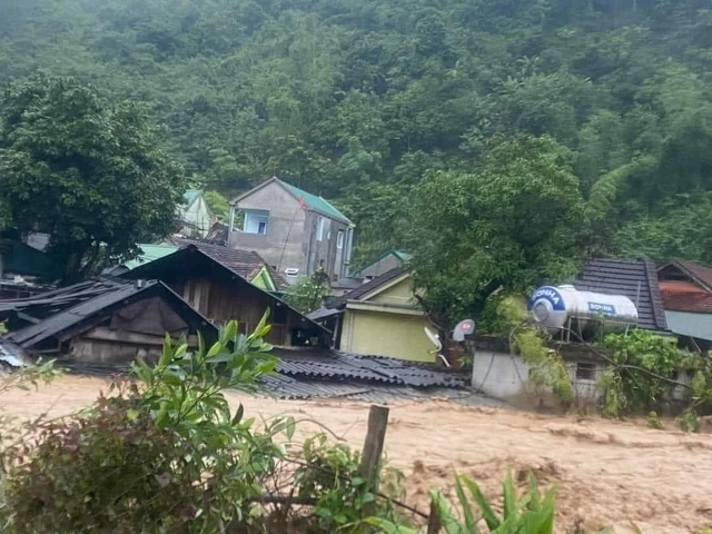 Đã có 1 người chết trong trận lũ ống ở huyện miền núi Nghệ An - Ảnh 4.