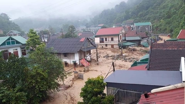 Đã có 1 người chết trong trận lũ ống ở huyện miền núi Nghệ An - Ảnh 8.