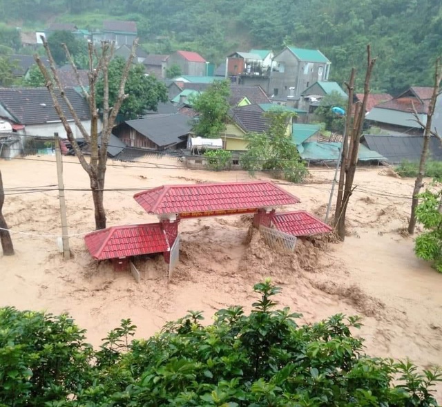 Đã có 1 người chết trong trận lũ ống ở huyện miền núi Nghệ An - Ảnh 2.