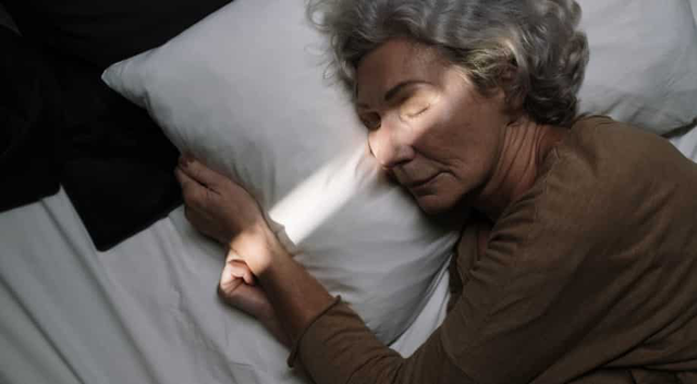 Người trên 50 tuổi ngủ ít hơn 5 giờ/đêm bị tăng nguy cơ bệnh tật - Ảnh 1.