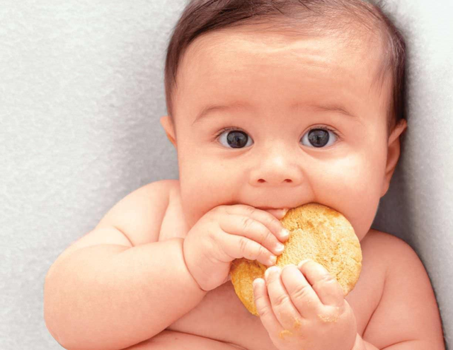 Trẻ biếng ăn kéo dài vì các mẹ mắc phải những sai lầm này - Ảnh 1.
