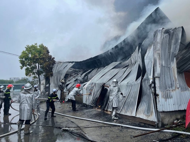 Khởi tố vụ cháy nhà xưởng gần chợ ở Hà Đông khiến một người tử vong - Ảnh 2.