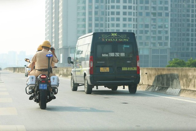 CSGT quay phim, ghi hình hàng trăm phương tiện đi vào làn dừng xe khẩn cấp Vành đai 3 - Ảnh 2.