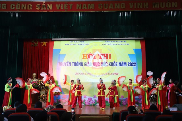 Thầy thuốc Bệnh viện Sản Nhi 'hóa' thành nghệ sĩ - Ảnh 2.