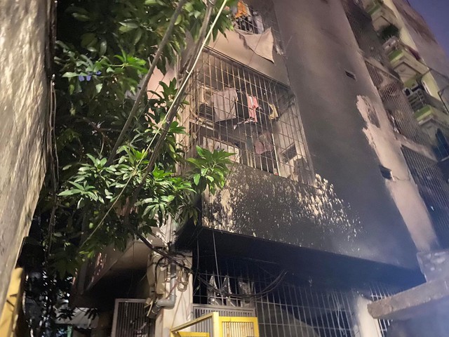 Phá cửa sân thượng, giải cứu nhiều người mắc kẹt trong ngôi nhà 6 tầng bốc cháy - Ảnh 1.
