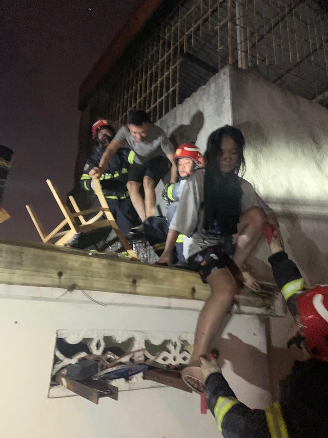 Phá cửa sân thượng, giải cứu nhiều người mắc kẹt trong ngôi nhà 6 tầng bốc cháy - Ảnh 4.