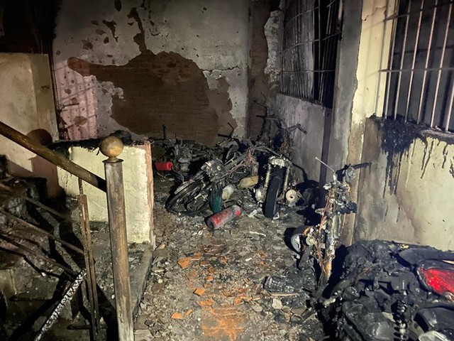 Phá cửa sân thượng, giải cứu nhiều người mắc kẹt trong ngôi nhà 6 tầng bốc cháy - Ảnh 3.