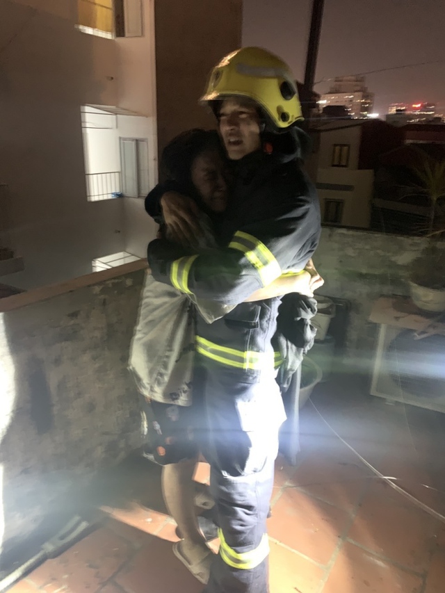 Người lính cứu hỏa kể khoảnh khắc cô gái trẻ ôm chặt khi đưa ra khỏi đám cháy - Ảnh 2.